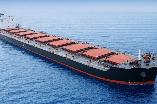 Gearless bulk carrier laden and under way